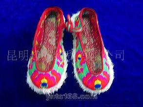 彝族绣花布鞋